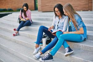 giovani europei: Emarginati dalla crisi ma pochi vanno a studiare o lavorare all'estero