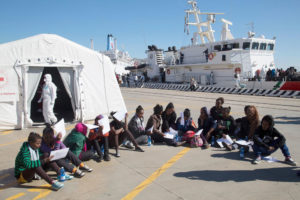 Un gruppo di minori eritrei salvati in mare dalla Guardia Costiera italiana e sbarcati nel porto di Messina - ©UNICEF/UNI185596/Mendel