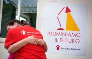 Save the Children oggi ha consegnato al Presidente del Consiglio Paolo Gentiloni oltre 53.000 firme raccolte nell’ambito della campagna Illuminiamo il futuro per il contrasto alla povertà educativa